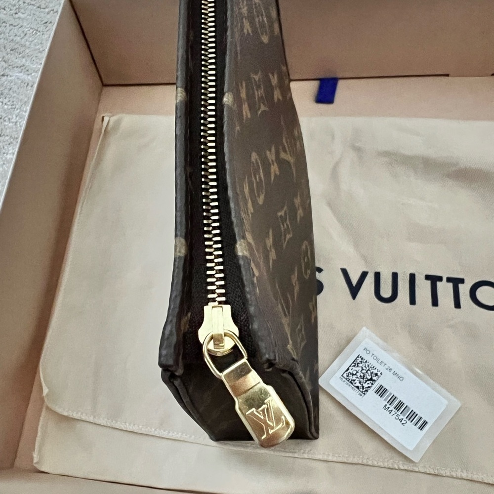 Brand new Authentic Louis Vuitton toiletry pouch 26 - Picture 6 of 8